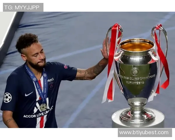 内马尔选择低调风格粉白色LV外套售价4300镑搭配面罩引关注